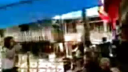 jovencita caliente chupando apasionadamente serviporno con maduras la polla en el baño.