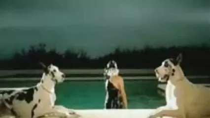Con su bonita boca, la chica estaba jordi follando maduras chupando debajo de la mesa