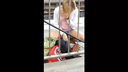 Ella abre las piernas y se maduras culonas cogiendo masturba el coño