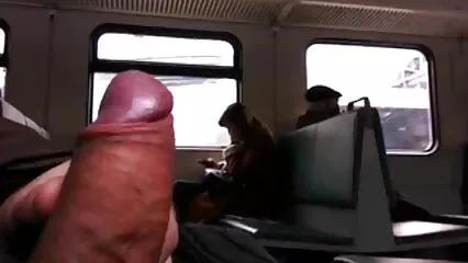Un médico de pelo blanco xnxx maduras negras inserta una polla arrugada en un paciente joven