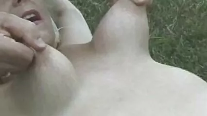 Rizado esposa digitación chica sexo con negras maduras en la cama grande